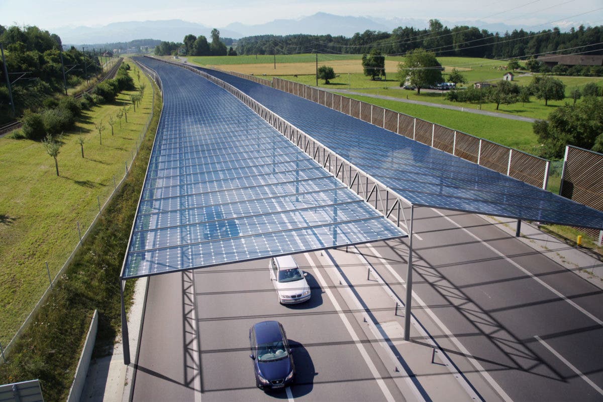 автомагистраль с навесом из солнечных батарей